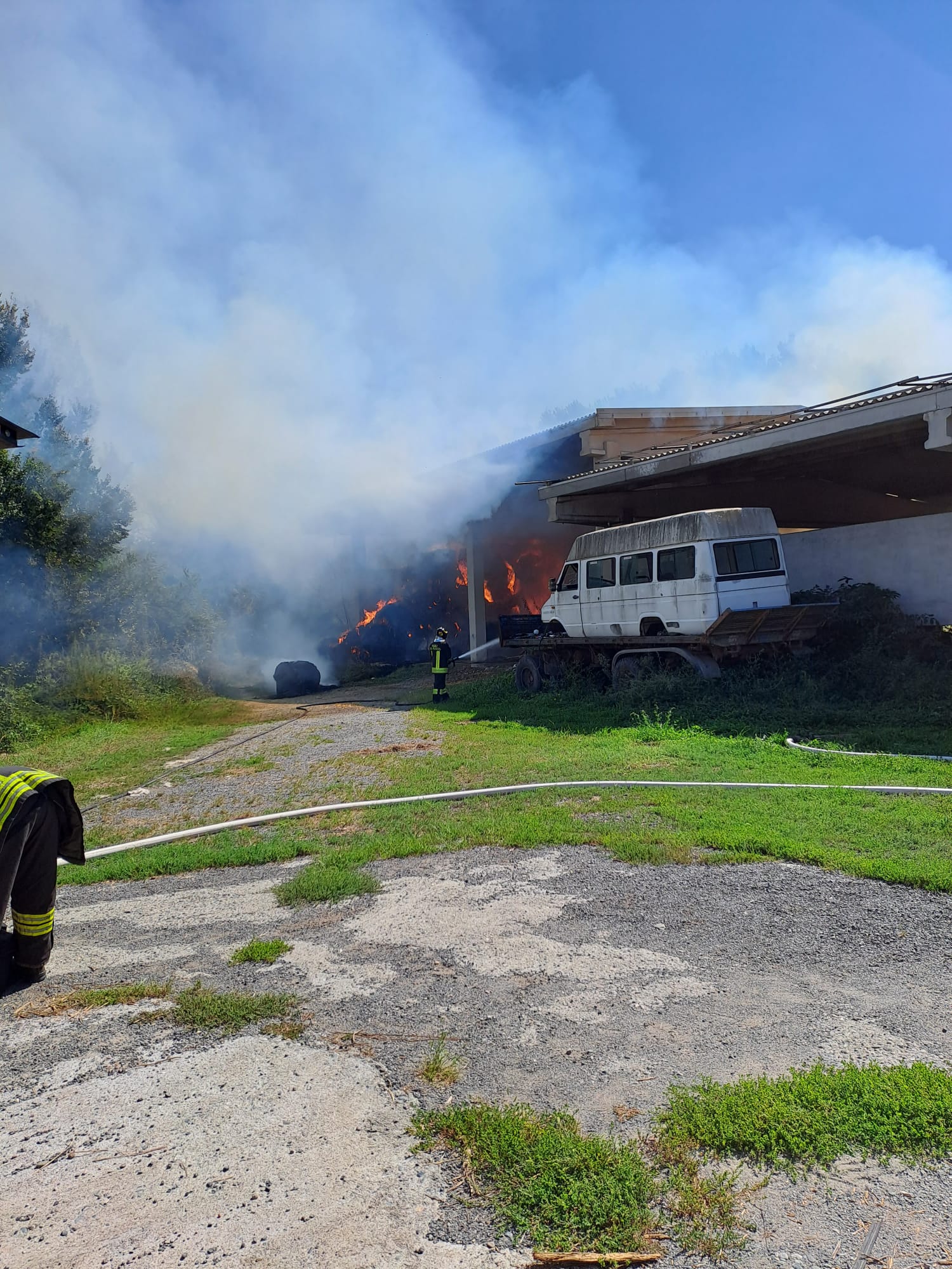 Incendio A Mercenasco A Fuoco Un Fienile Pieno Di Rotoballe Prima Il