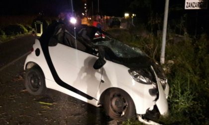 Auto contro un palo della luce, ferito il giovane alla guida