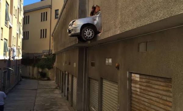 Auto resta sospesa in via Aosta, nonnina salvata dai vigili