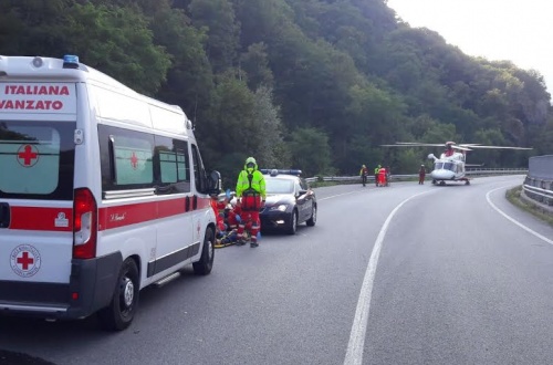 Cadono dalla moto, finiscono  in ospedale