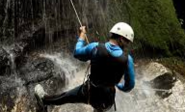 Donna si sfracella mentre si lancia nel torrente