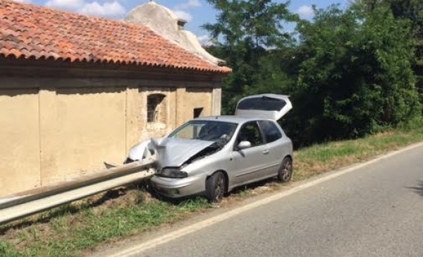 Finiscono contro il guardrail, giovane incinta al Pronto soccorso