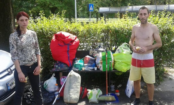 “In mezzo a una strada, cacciati da un comune all’altro, ma nessuno ci aiuta”