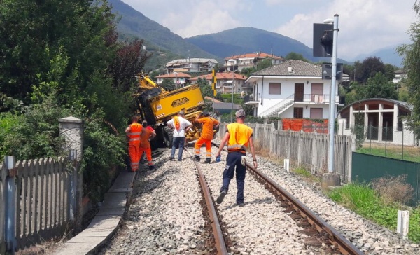 A Cuorgnè deraglia mezzo per la manutenzione