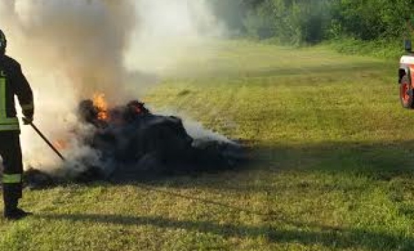 Misterioso incendio di rotoballe in un campo: indagano i carabinieri