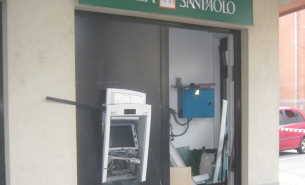 Nei video si cercano i colpevoli dell’assalto al bancomat