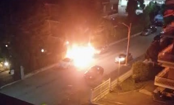 Piromane di nuovo in azione, due auto in fiamme nella notte