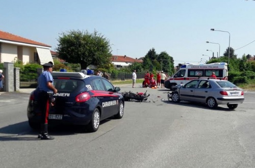 Scontro tra un’auto e una moto, centauro grave al Cto