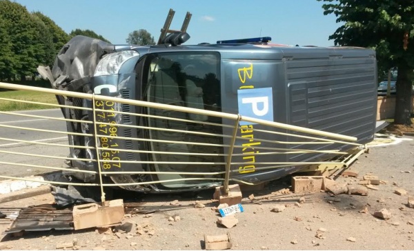 Scontro tra un pulmino e un mezzo della nettezza urbana