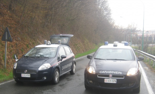 Si schiantano con l’auto rubata, poi la incendiano