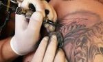 Tatuaggi e piercing, obbligatoria la formazione