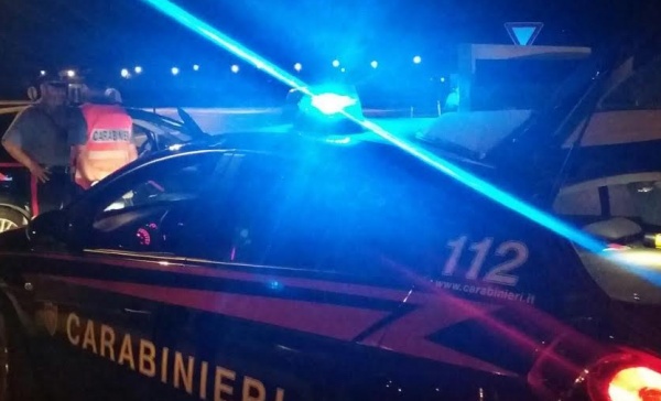 Ubriaco va a sbattere contro un’auto parcheggiata in strada, insulta e minaccia i carabinieri chiamati sul posto