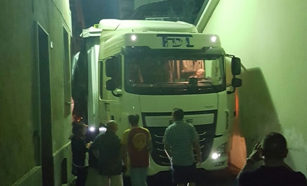 Ancora un camion incastrato a Favria
