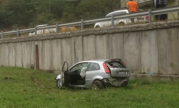 Auto finisce fuoristrada a Sparone