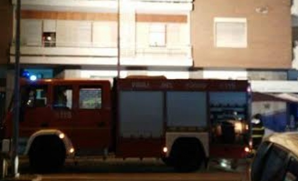 Donna sola salvata dalle fiamme grazie all’abbaiare dei cani nel condominio