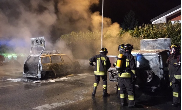 Due auto date alle fiamme: sono dello stesso proprietario