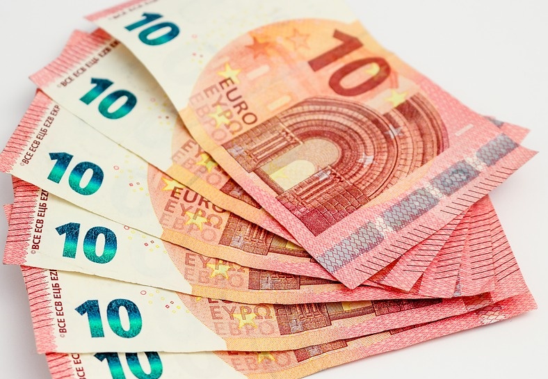 Ha promesso 200mila euro, arrestato falso broker