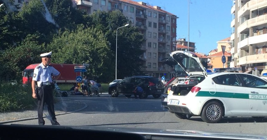 Incidente alla rotonda di Banchette: coinvolto un anziano in motorino
