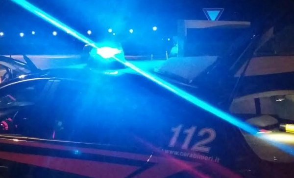 Litigano per la foto di un’altra donna e accoltella la moglie: arrestato