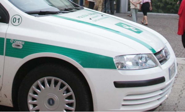 Per vendetta danneggia l’auto dei vigili urbani
