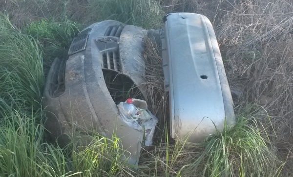 Pezzi di un’auto abbandonati in piena campagna