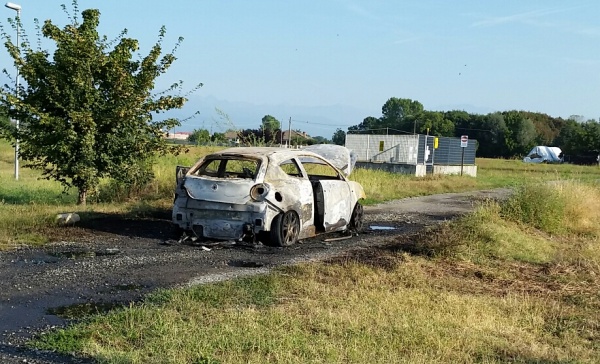 Rubano l’auto e poi la bruciano