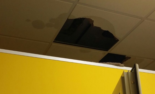 Il soffitto della scuola di Leini perde i pezzi