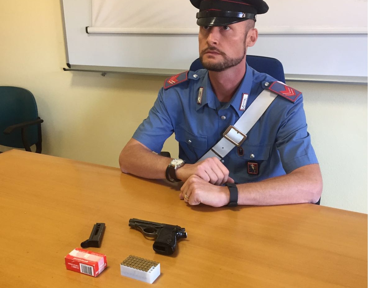 Spara al pube della fidanzata e si difende: “Stavamo solo giocando”