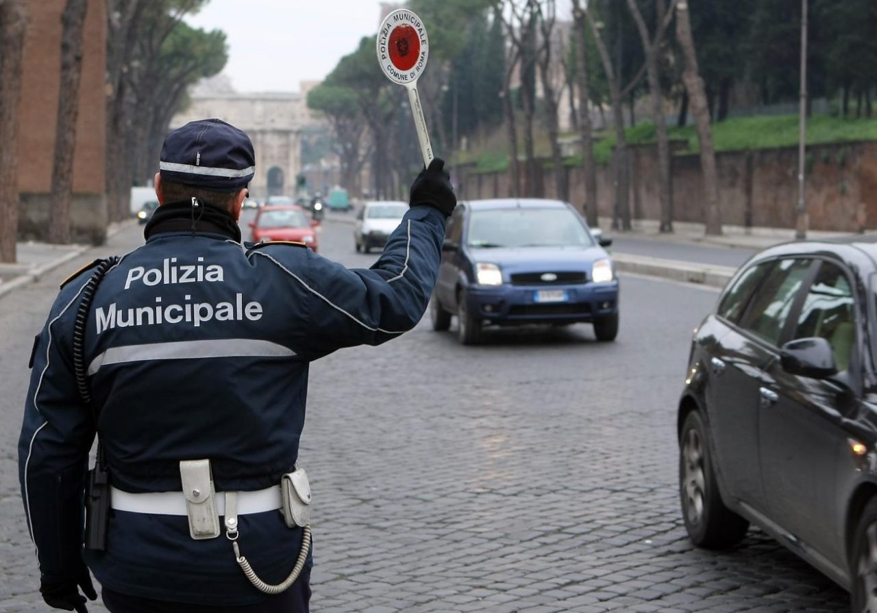 Arriva il vigile “a chiamata”: multe per gli automobilisti indisciplinati
