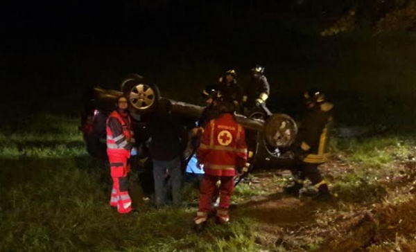 Auto fuoristrada, conducente miracolato