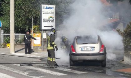 Un auto va a fuoco in corso Indipendenza