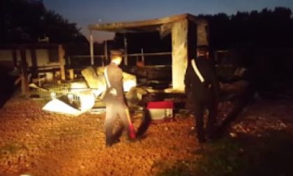 Dà fuoco alla baracca della cognata nel campo nomadi, arrestata (Il video)