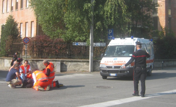 Parroco di Ciriè ferito cadendo dallo scooter