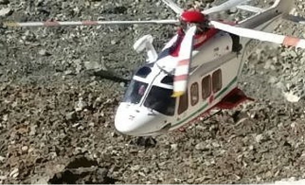 Schianto contro le rocce: motociclista in rianimazione