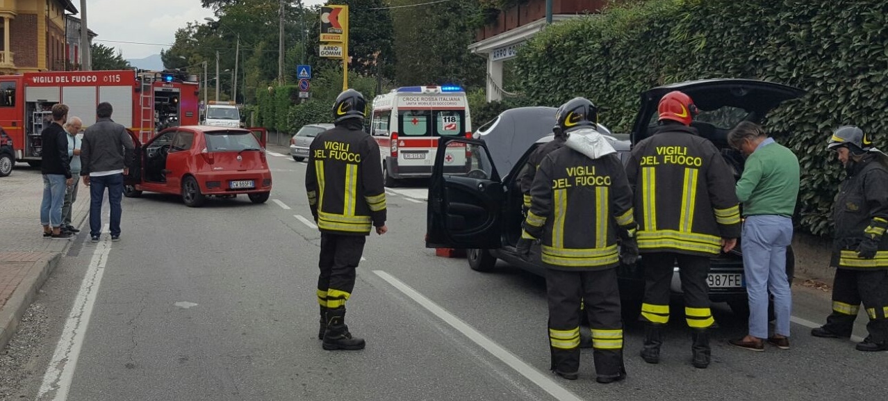Scontro tra due auto: 39enne finisce al pronto soccorso