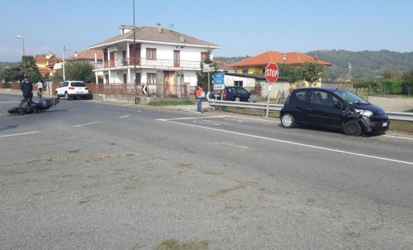 Scontro tra un’auto e una moto, ferito centauro