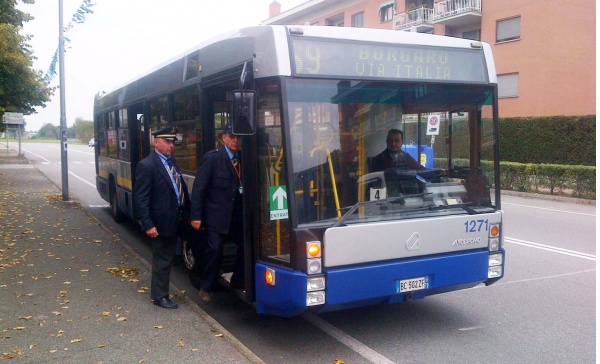 Soprusi dei nomadi sul bus 69: nasce un comitato