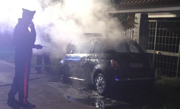 Auto data alle fiamme da un piromane