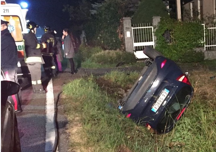 Auto nel fossato: feriti due gemelli di Lanzo