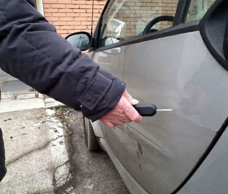 Auto rigate in Viale Copperi: il responsabile sarebbe già stato individuato