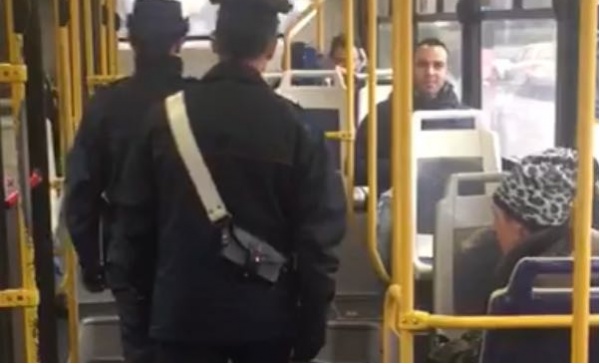 Scippo sul bus: sedicenne in manette
