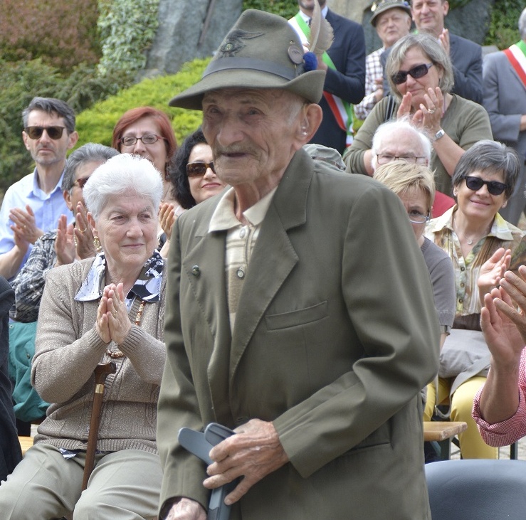 L’alpino Pietro compie 100 anni: “Festa a sorpresa” con il sindaco