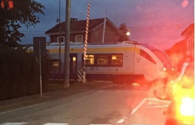 Passa il treno… ma le sbarre restano alzate