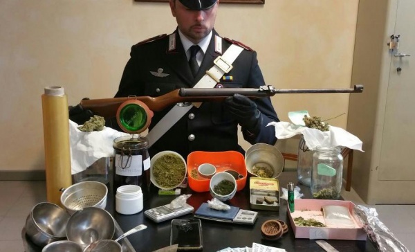 Produceva anche l’olio di hashish: arrestato pusher