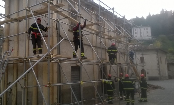 Protezione civile e vigili del fuoco sui luoghi del terremoto