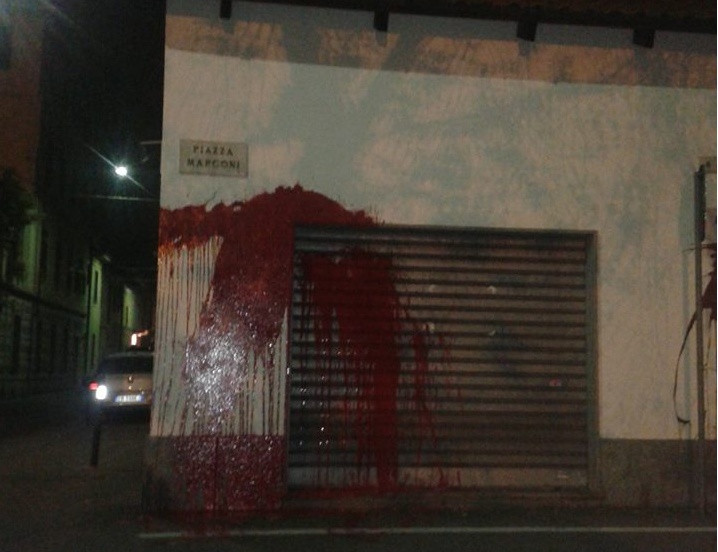 San Maurizio tra i vandali… imbrattata di vernice la saracinesca di un negozio