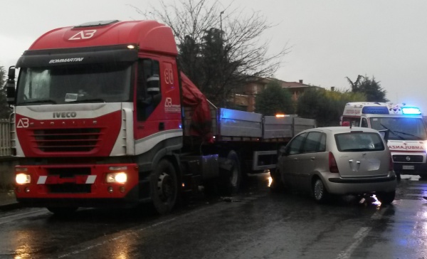 Scontro auto contro camion a Salassa