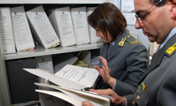 Si fingono separati per ottenere assegno sociale: denunciati due coniugi