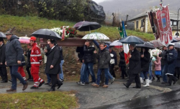 Tanta gente ha dato l’ultimo saluto a don Rastello