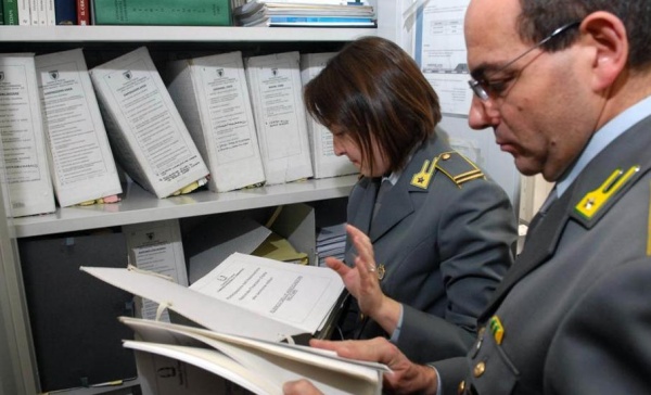 Tenta di “volare” con un passaporto falso: arrestato